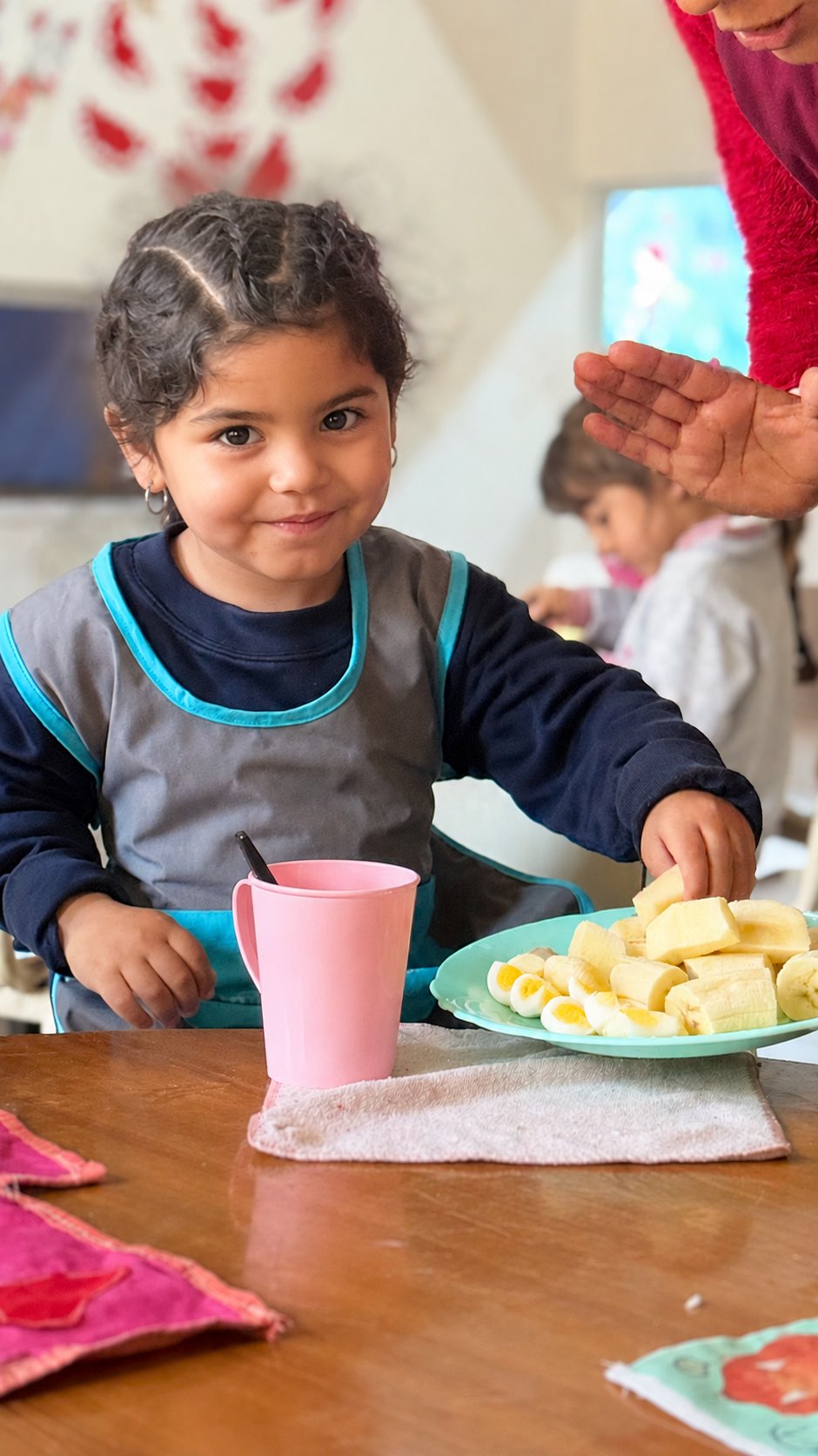 Nena sonriendo durante el desayuno saludable del programa junto a UNICEF